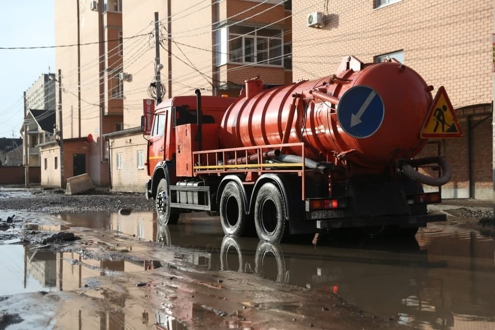 На улицах Краснодара работает водооткачивающая техника