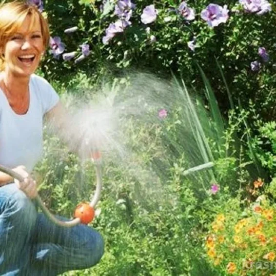 She is watering. Девушка дача шланг. Жара в огороде. Женщина поливает огород из шланга. Шланг для огорода.